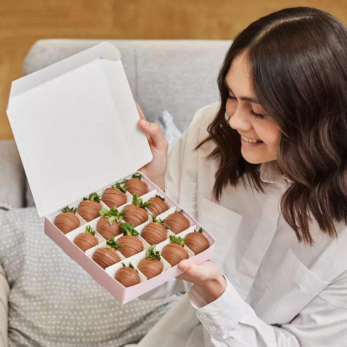 Набор из 16 клубник в шоколаде "Молочный рай" Набор из 16 клубник в шоколаде "Молочный рай"