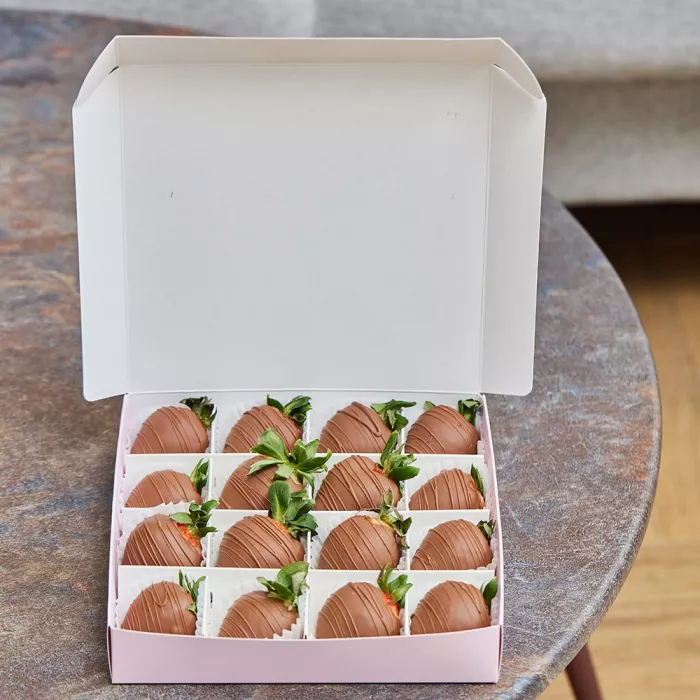 Набор из 16 клубник в шоколаде "Молочный рай" Набор из 16 клубник в шоколаде "Молочный рай"