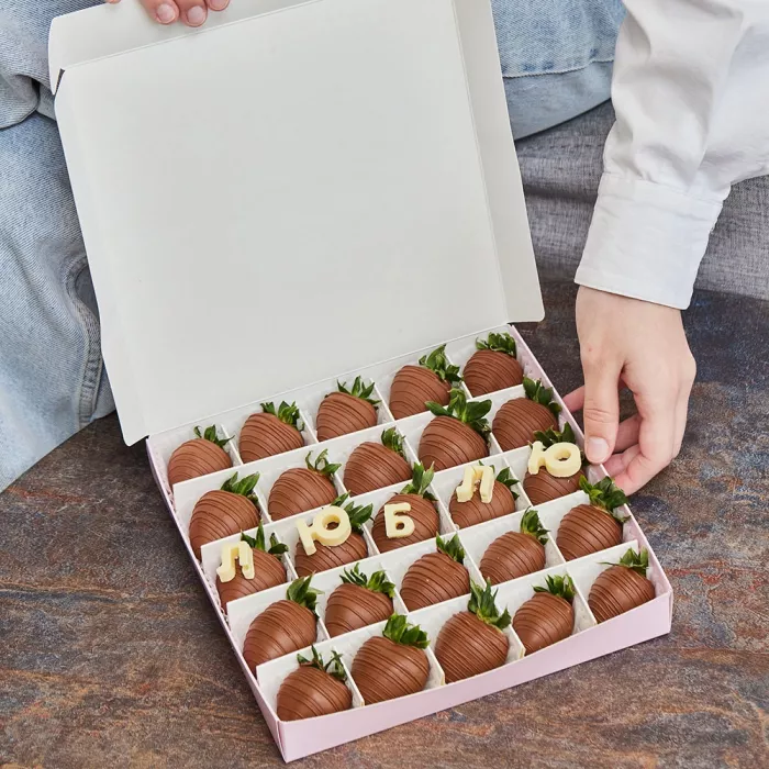 Набор из 25 клубник в шоколаде "Люблю"