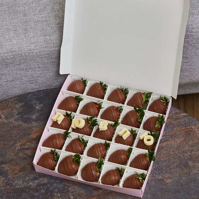 Набор из 25 клубник в шоколаде "Люблю"