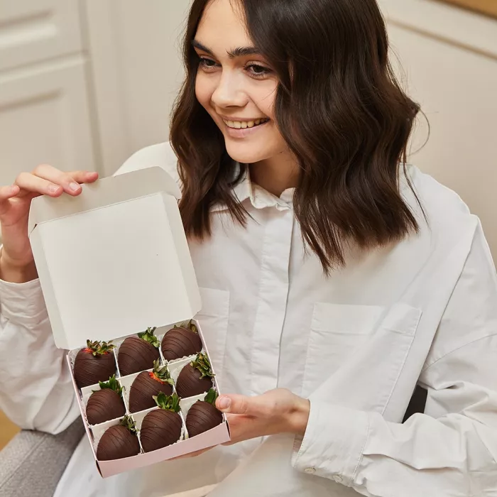 Набор из 9 клубник в шоколаде "Шоколадный рай"