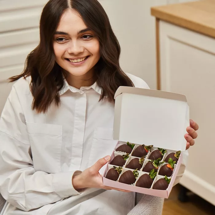 Набор из 12 клубник в шоколаде "Шоколадный рай" Набор из 12 клубник в шоколаде "Шоколадный рай"