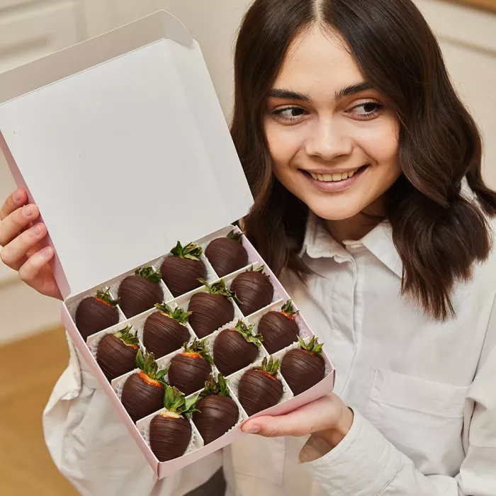 Набор из 16 клубник в шоколаде "Шоколадный рай" Набор из 16 клубник в шоколаде "Шоколадный рай"