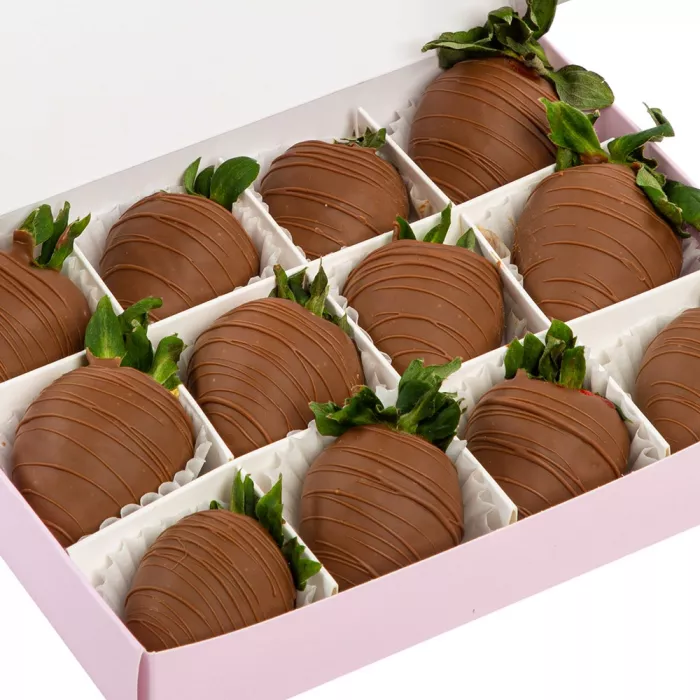Набор из 12 клубник в шоколаде "Молочный рай"