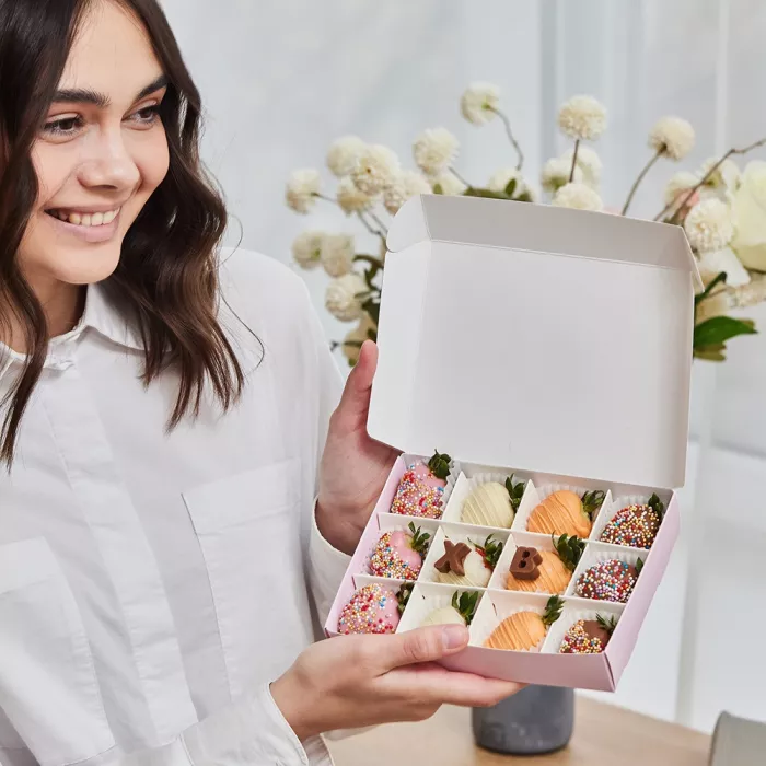 Пасхальный набор из 12 клубник в шоколаде Пасхальный набор из 12 клубник в шоколаде