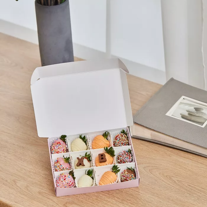 Пасхальный набор из 12 клубник в шоколаде Пасхальный набор из 12 клубник в шоколаде