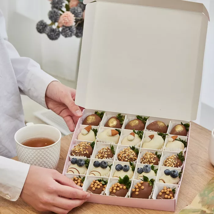 Набор из 25 клубник в шоколаде "Ассорти наслаждение" Набор из 25 клубник в шоколаде "Ассорти наслаждение"