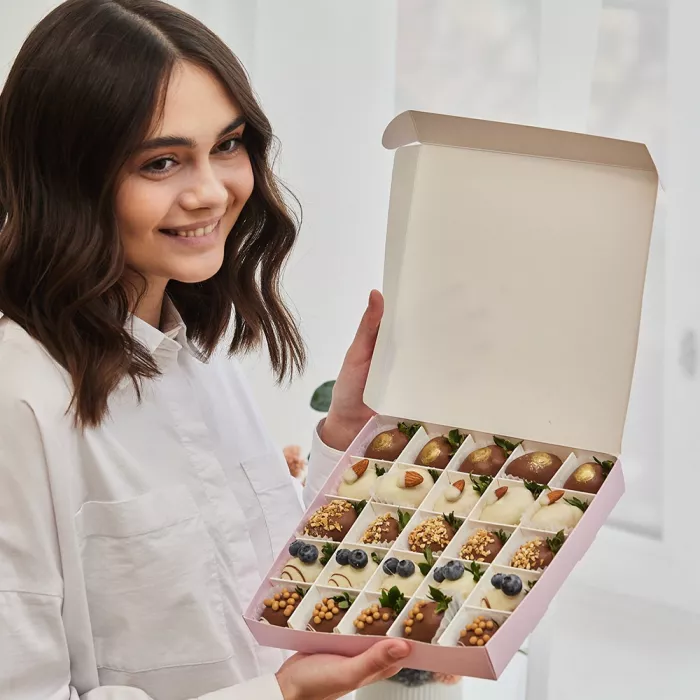 Набор из 25 клубник в шоколаде "Ассорти наслаждение" Набор из 25 клубник в шоколаде "Ассорти наслаждение"