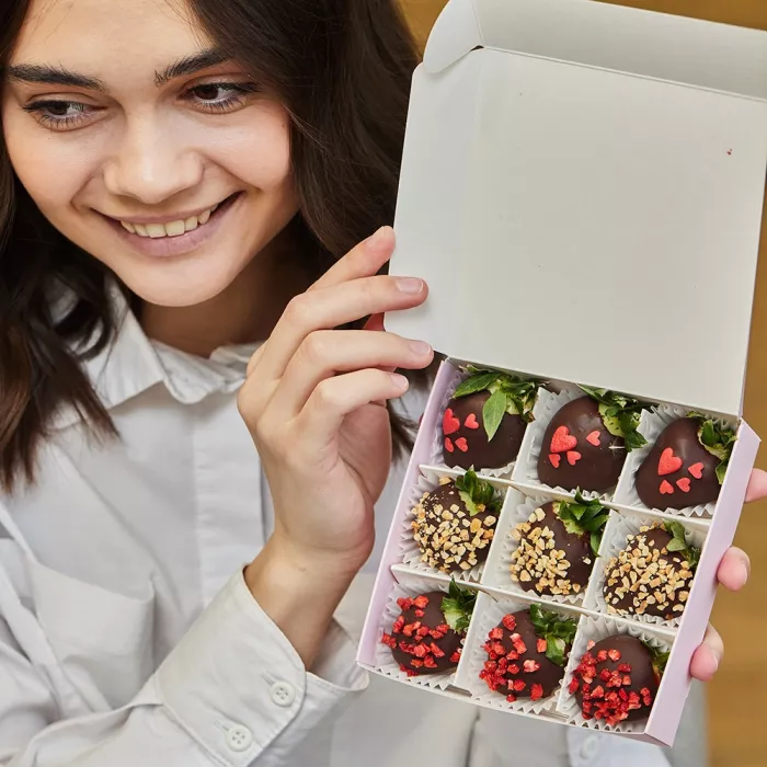 Набор из 9 клубник в шоколаде "Ореховый бум"