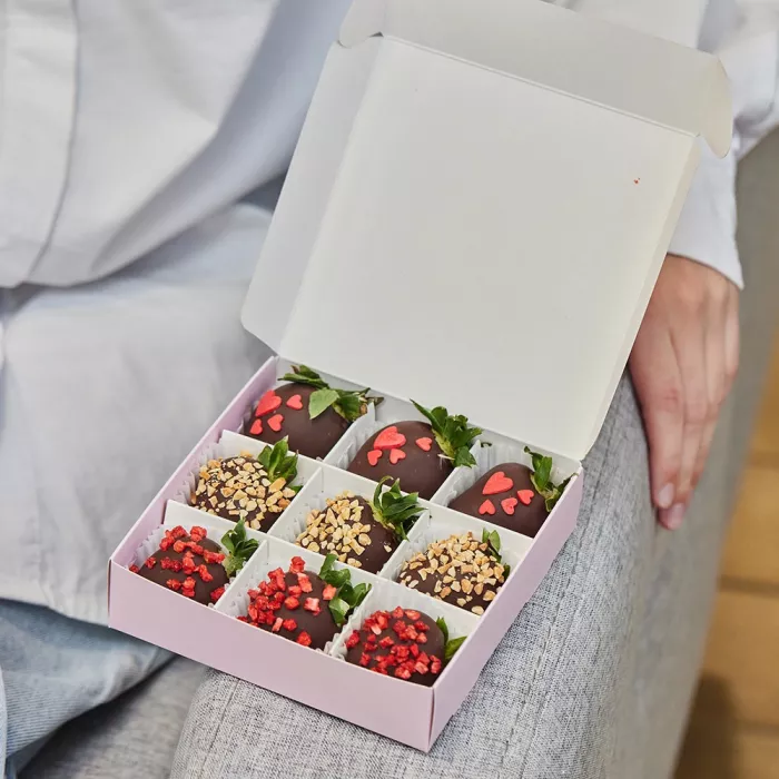 Набор из 9 клубник в шоколаде "Ореховый бум"