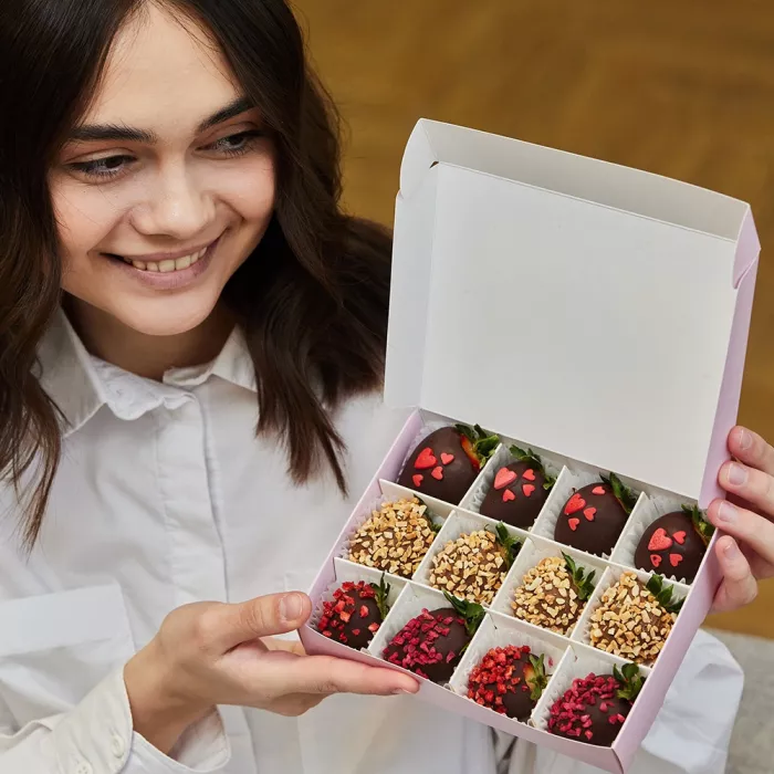 Набор из 12 клубник в шоколаде "Ореховый бум"