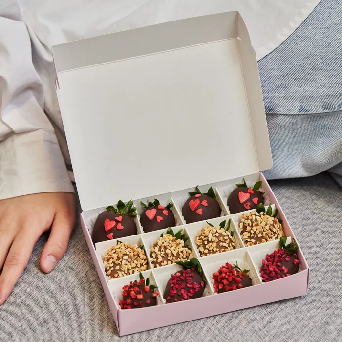 Набор из 12 клубник в шоколаде "Ореховый бум"