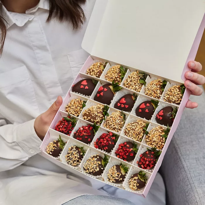 Набор из 25 клубник в шоколаде "Ореховый бум" Набор из 25 клубник в шоколаде "Ореховый бум"