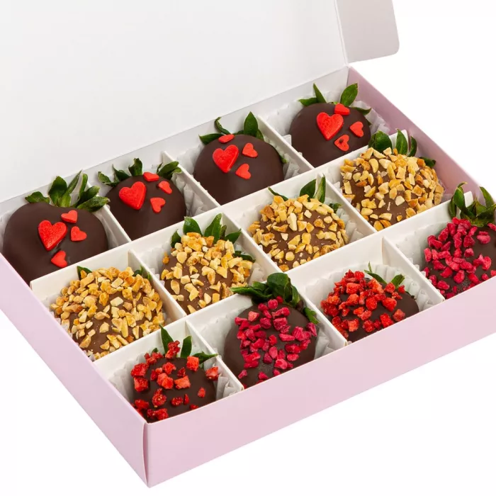 Набор из 12 клубник в шоколаде "Ореховый бум"
