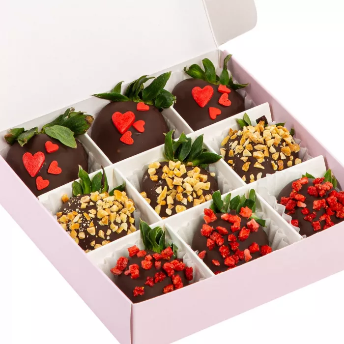 Набор из 9 клубник в шоколаде "Ореховый бум"