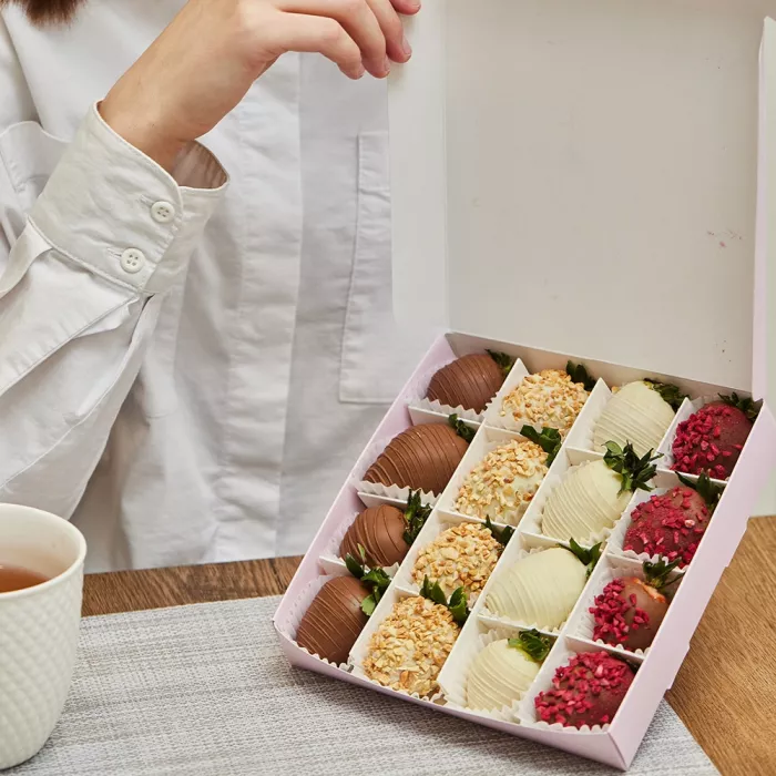 Набор из 16 клубник в шоколаде "Талисман"