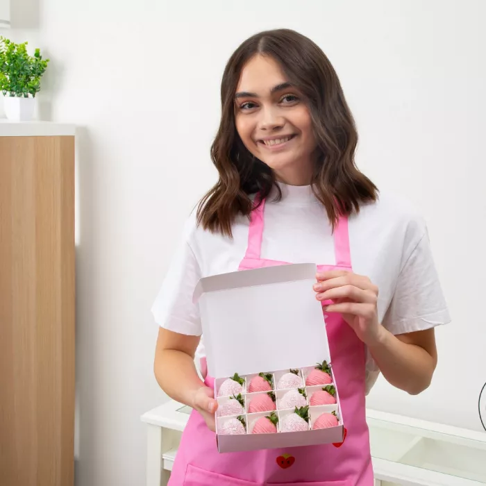 Набор из 12 клубник в шоколаде "Розовый дуэт"