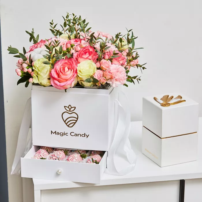 Коробка - сюрприз с клубникой «Весенний миг»