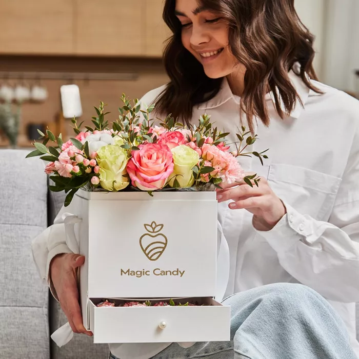 Коробка - сюрприз с клубникой «Весенний миг»