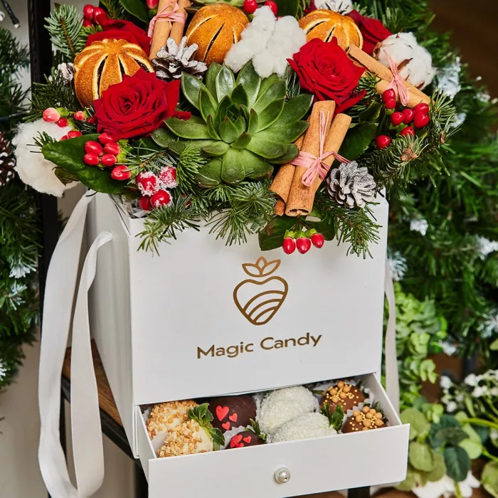 Коробка - сюрприз с клубникой «Подарок Санты»