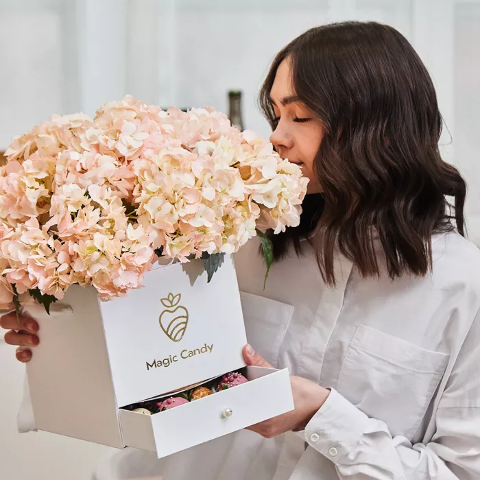 Коробка - сюрприз с клубникой «Воздушный поцелуй»