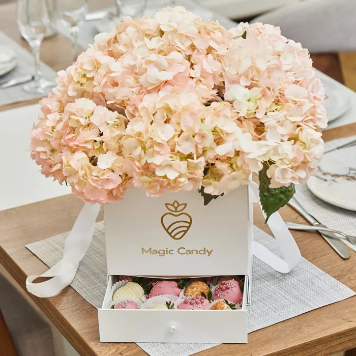 Коробка - сюрприз с клубникой «Воздушный поцелуй»