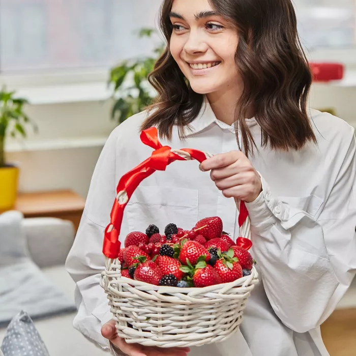 Корзина с клубникой «Ягодный микс»
