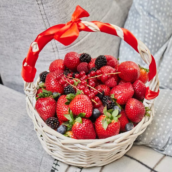 Корзина с клубникой «Ягодный микс»