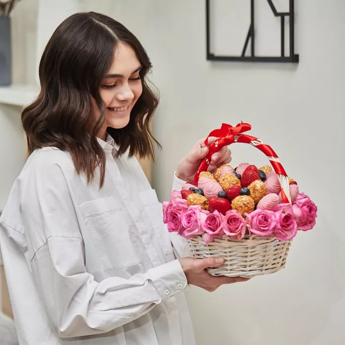 Корзина с клубникой «Розовый закат»