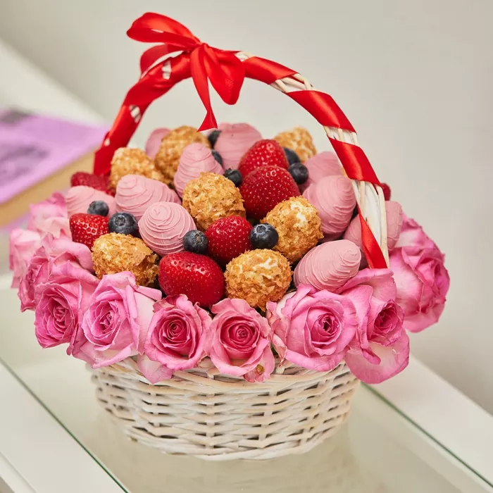 Корзина с клубникой «Розовый закат»