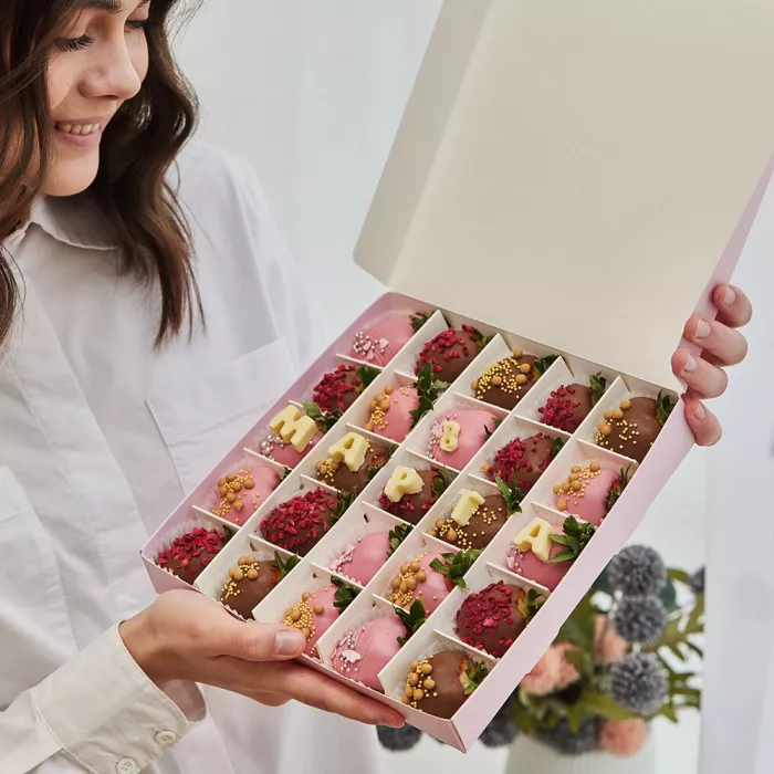 Набор из 25 клубник ассорти на 8 марта