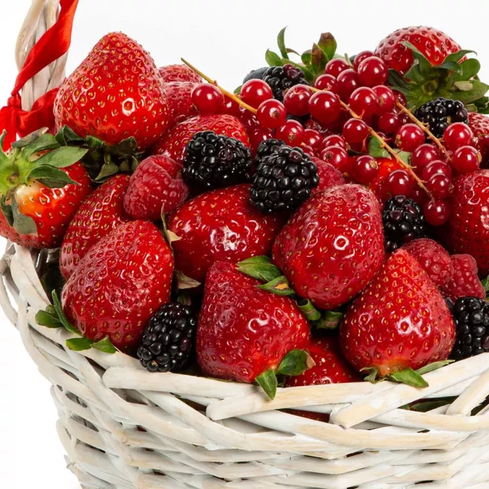 Корзина с клубникой «Ягодный микс»
