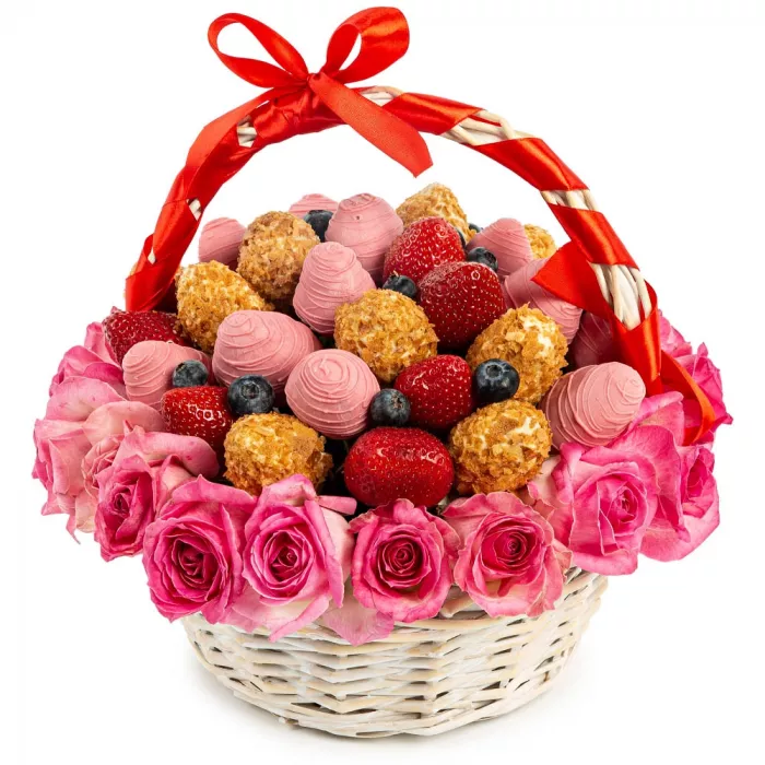 Корзина с клубникой «Розовый закат»