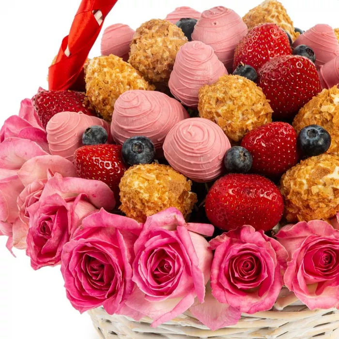 Корзина с клубникой «Розовый закат»