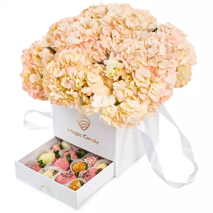 Коробка - сюрприз с клубникой «Воздушный поцелуй»