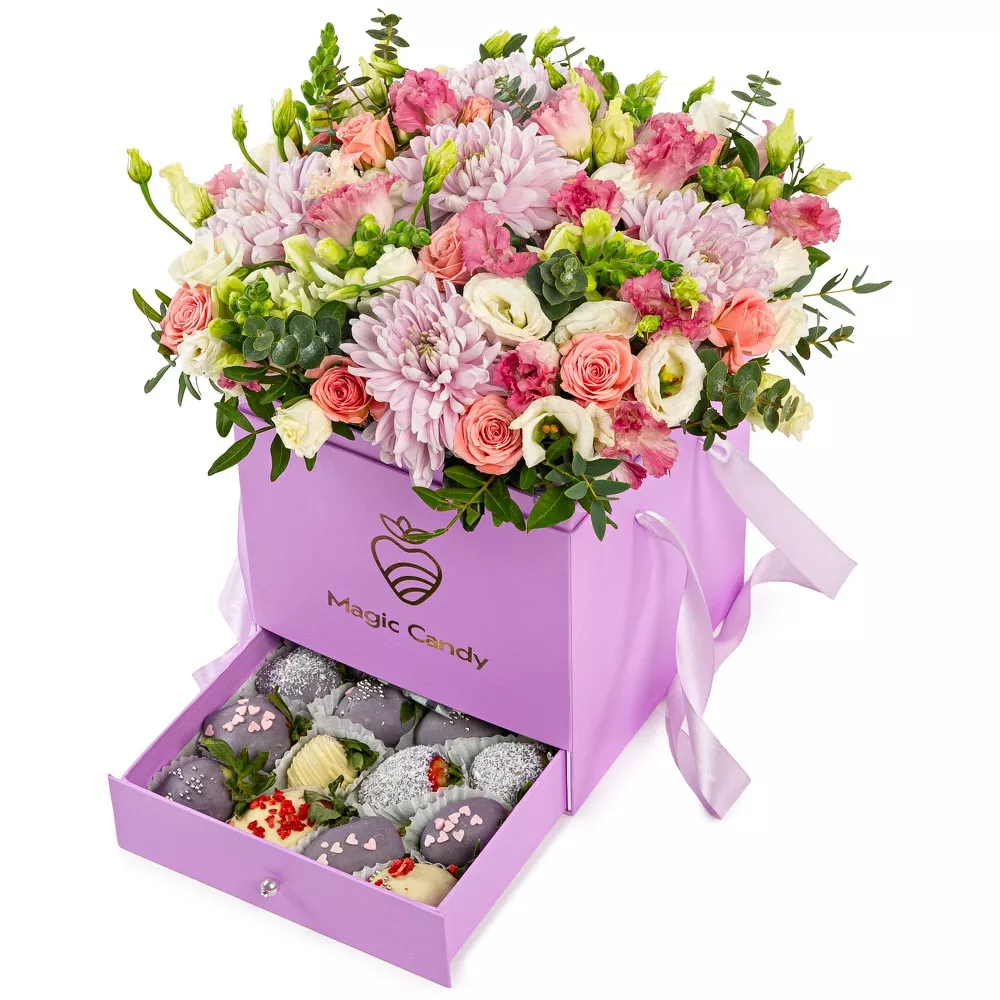 Коробка - сюрприз с клубникой «Бал цветов» - купить в Москве по цене 6990 р  - Magic Flower