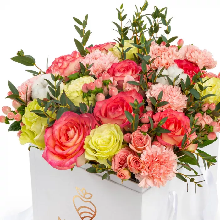 Коробка - сюрприз с клубникой «Весенний миг»