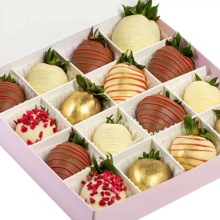 Набор из 16 клубник в шоколаде "GOLD"