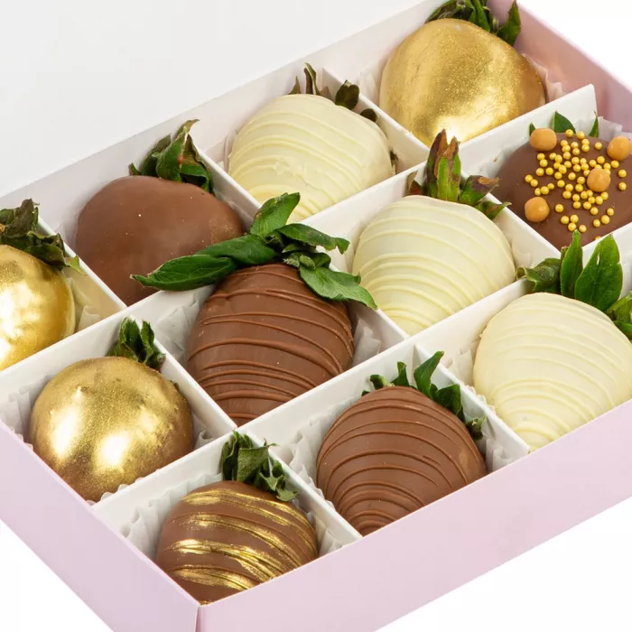Набор из 12 клубник в шоколаде "Золотой бриз"