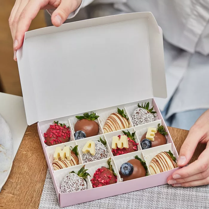 Набор из 12 клубник в шоколаде с голубикой  "Маме"