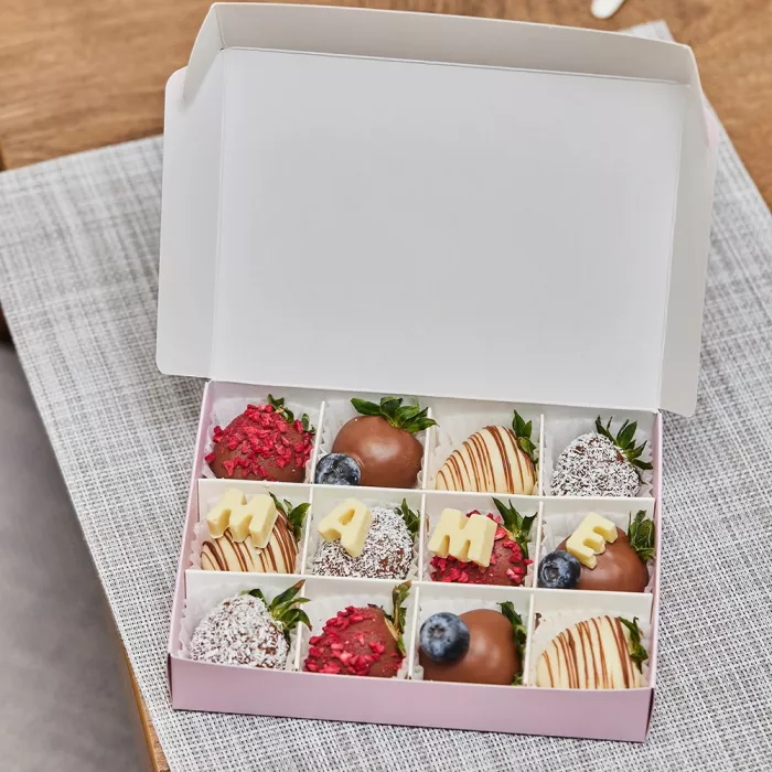 Набор из 12 клубник в шоколаде с голубикой  "Маме"