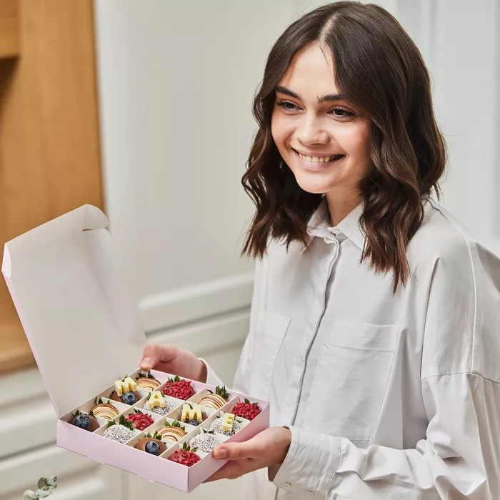 Набор из 16 клубник в шоколаде с голубикой "Маме"