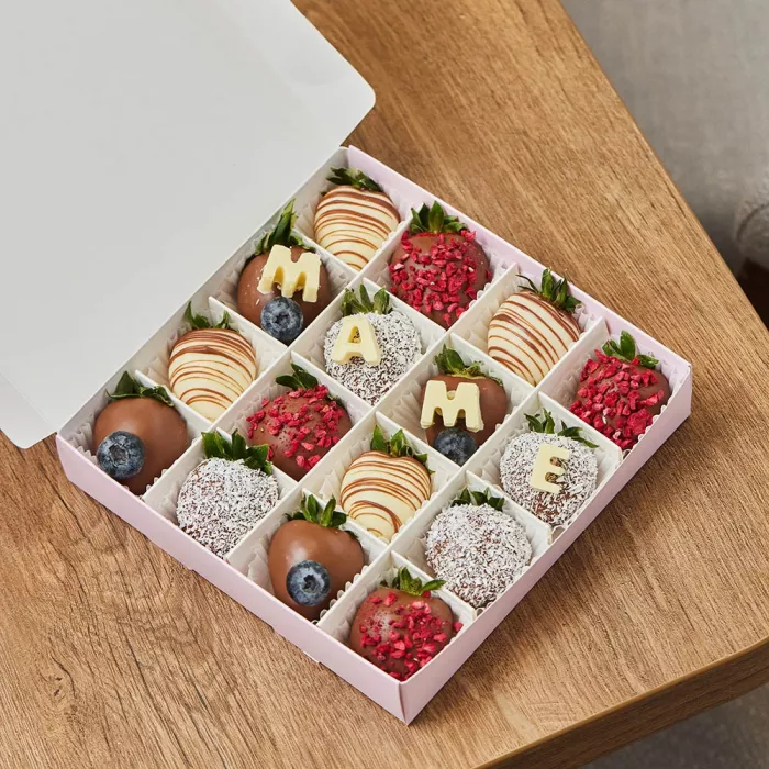 Набор из 16 клубник в шоколаде с голубикой "Маме"