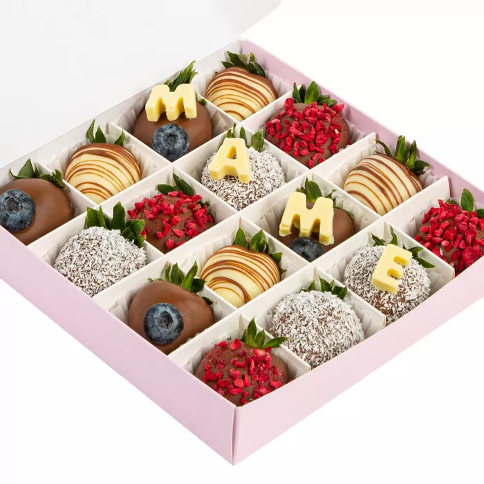 Набор из 16 клубник в шоколаде с голубикой "Маме"