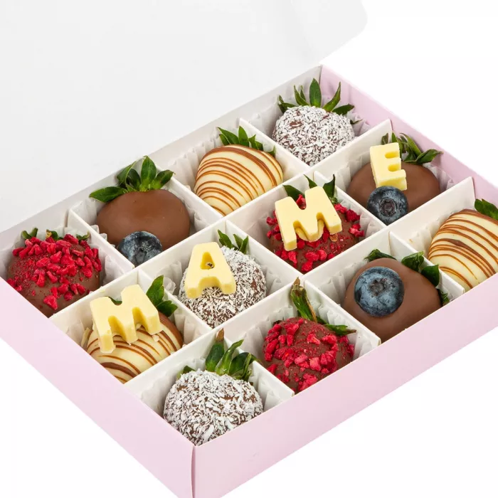 Набор из 12 клубник в шоколаде с голубикой  "Маме"