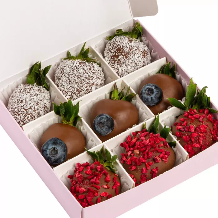 Набор из 9 клубник в шоколаде с голубикой "Маме"