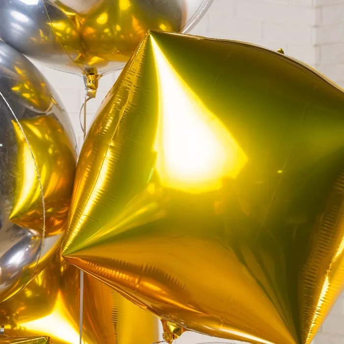 Облако из серебряных сфер и золотых кубов