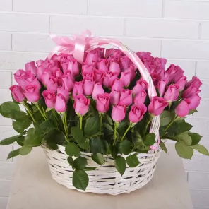 101 розовая роза в корзине