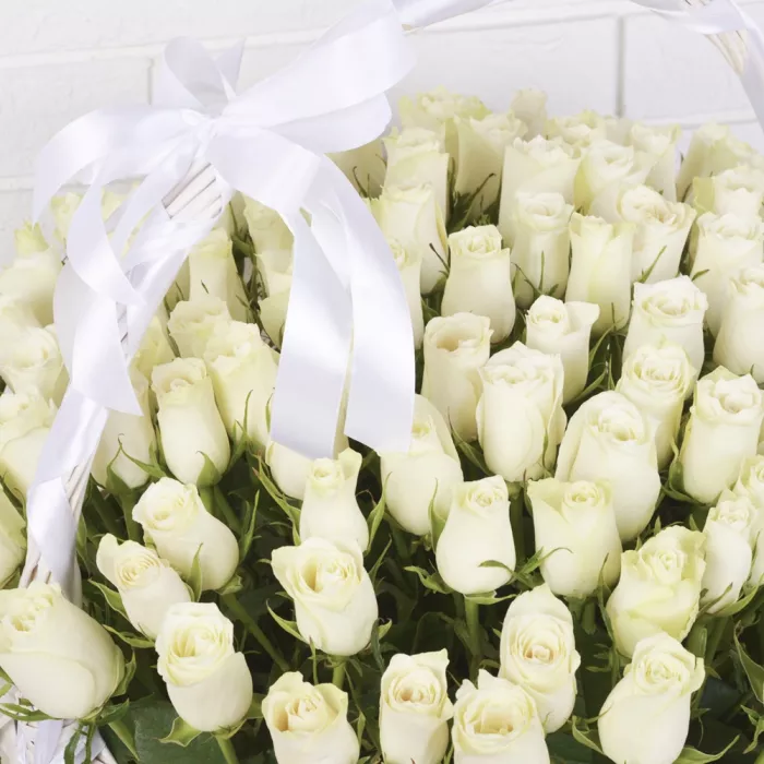 101 белая роза в корзине