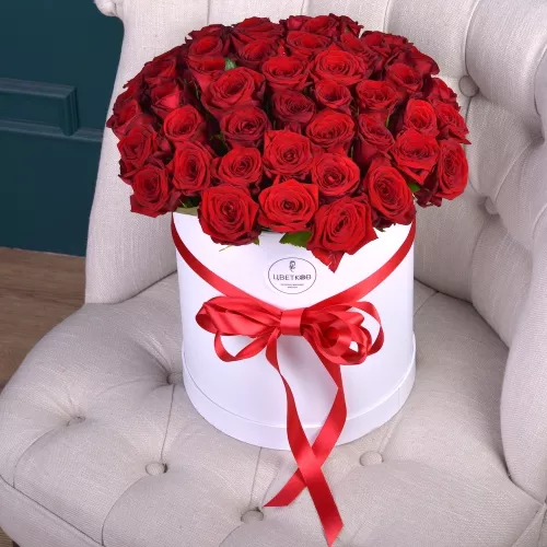 Шляпная коробка с букетом из 51 розы premium